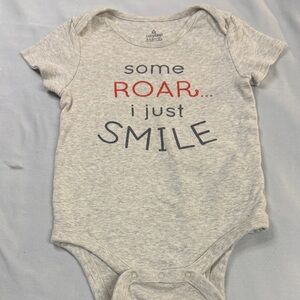 GAP - Grey Short sleeve Bodysuit Onesie shirt with Red and Black Text
